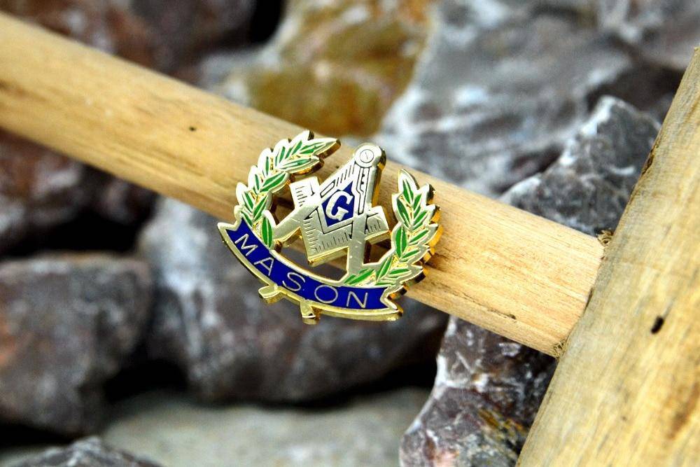 Master Mason Blue Lodge Lapel Pin - Olive Branch Square and Compass G - Bricks Masons